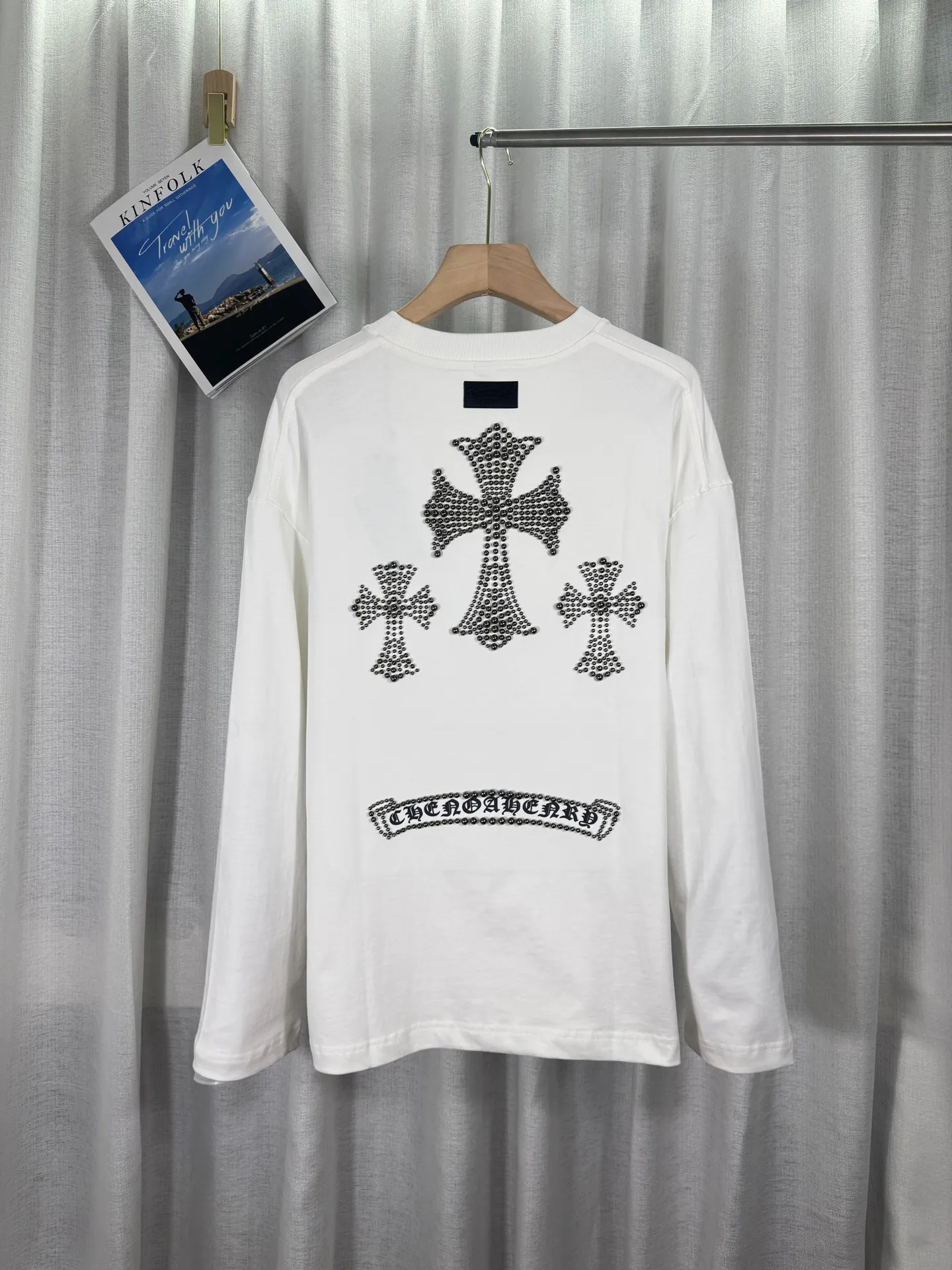P250 top version, real shot without P, ​​different from market currency) 𝗖𝗵𝗿𝗼𝗺𝗲 𝗛𝗲𝗮𝗿𝘁𝘀/Cro Heart 2025 Autumn and Winter Horseshoe Cross Print Pearl Compass Couple Casual Long Sleeve 👑The highest version! Customized fabric 320g fabric! Horseshoe cross print pearl compass patch embroidery and exquisite embroidery of letters! The best-selling model in the counter, very comfortable to wear. Accessories: original molded and authenticated collar label➕100% silk wash label. Genuine purchase-grade original hangtag➕matching hanging rope➕3D hanging beads➕original packaging bag. Craftsmanship: The original version has consistent wiring! The highest version of the armhole matching technique! Color: Blue Black Size: S M L XL Style No.: 5171